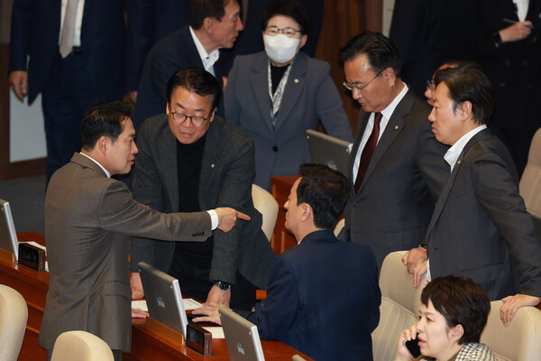 ▲ 국민의힘 장동혁 대표와 유상범 원내수석 등 의원들이 27일 서울 여의도 국회에서 열린 제429회국회(정기회) 제13차 본회의에서 대화하고 있다. /뉴시스