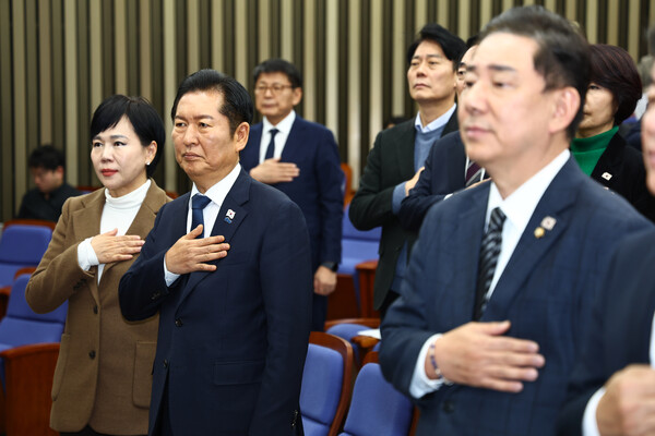 ▲ 국민의례하는 정청래 대표. /뉴시스