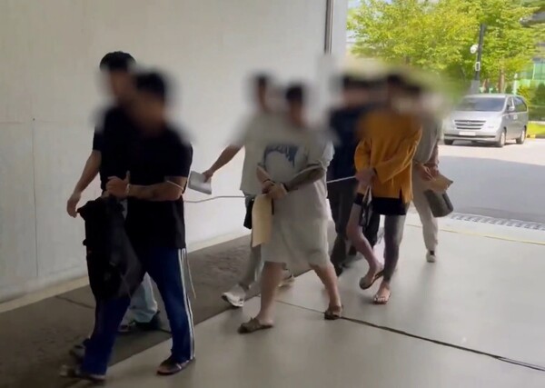 ▲ 검찰에 송치되는 불법 중계소 운영자들. (사진=경기남부경찰청 제공)