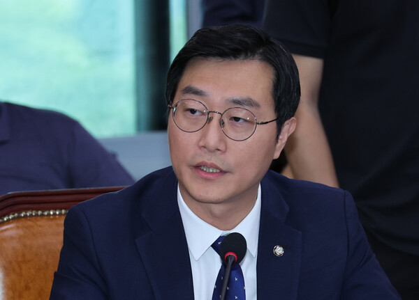 ▲ 장경태 더불어민주당 의원이 16일 서울 여의도 국회에서 열린 법제사법위원회 국정감사에서 정상우 감사원 사무총장에게 질문을 하고 있다. /뉴시스