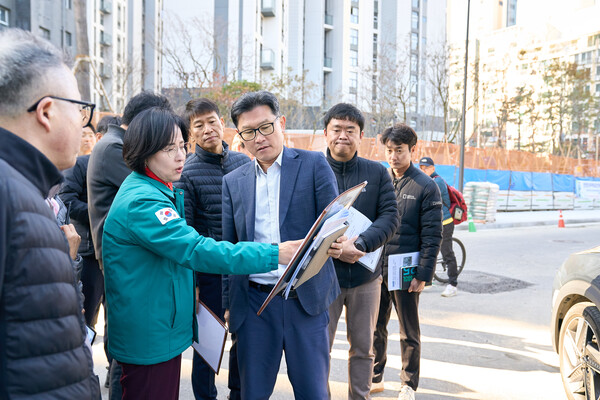 ▲ 천호3·4구역 통학환경 현장점검 나선 이수희 강동구청장.