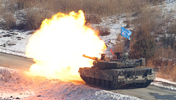 ▲ 경기 포천시 승진훈련장에서 열린 '2025년 전반기 한미연합 수도기계화보병사단(수기사) 통합화력 실사격 훈련'에서 K1A2 전차가 포를 발사하고 있다. /뉴시스