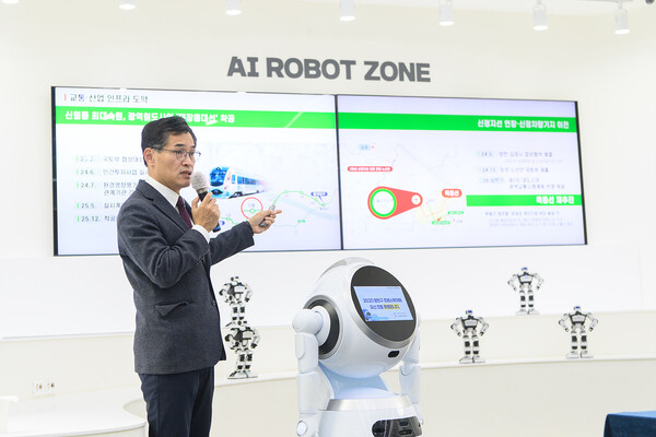 ▲ 26일 넓은들미래교육센터에서 진행한 ‘서울시 출입기자 프레스투어’에서 브리핑 중인 이기재 양천구청장.