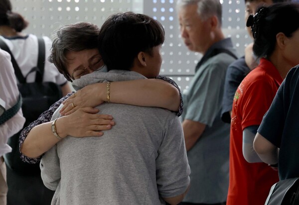 ▲ 미국 이민당국에 의해 조지아주에 구금됐던 한국인 근로자들이 지난 9월 12일 인천국제공항 제2여객터미널을 통해 귀국한 뒤 주차장에서 가족과 만나고 있다. /뉴시스