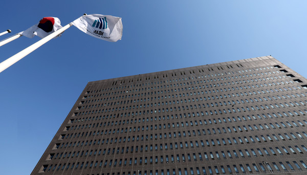 ▲ 서울 서초구 서울중앙지방검찰청에서 태극기와 검찰 깃발이 나란히 바람에 나부끼고 있다. /뉴시스