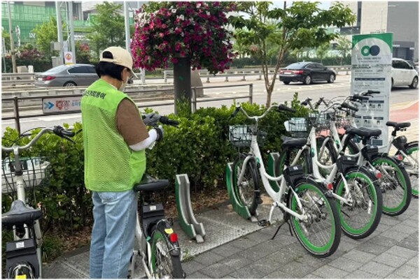 ▲ 어르신 활동사진(따릉이대여소 관리).