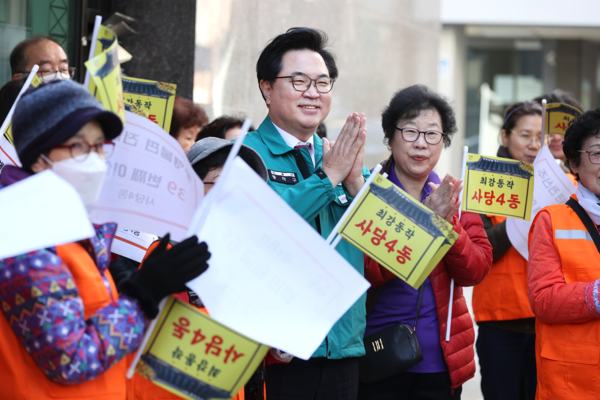 ▲ 박일하 동작구청장이 지난달 10일, 서울 동작구 사당4동의 이면도로에서 주민들과 39번째 전신주 철거 모습을 지켜보고 있다.