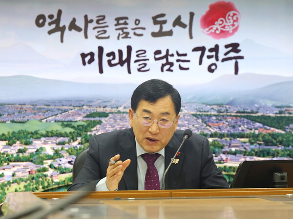 ▲ 주낙영 경주시장이 1일 오전 청내 영상회의실에서 열린 국·소·본부장회의를 주재하고 있다.