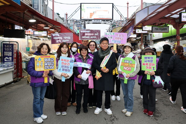 ▲ 여성폭력 근절 및 성평등 인식개선 캠페인 동참한 박종효 남동구청장.