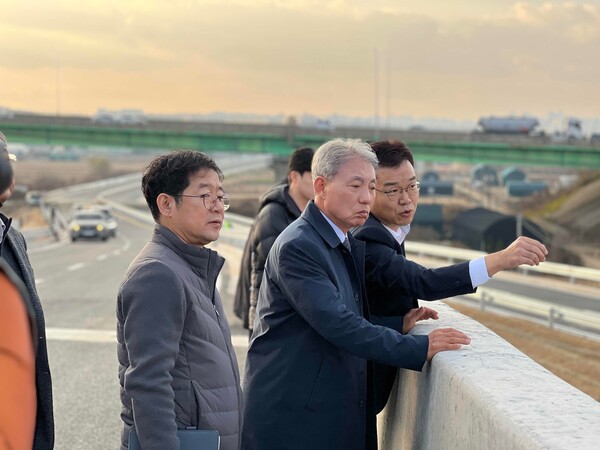 ▲ 윤환 계양구청장 ‘검단~드림로 간 광역도로’ 공사 현장 방문 모습.