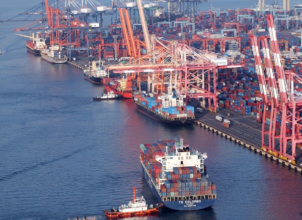 ▲ 부산항 들어온 컨테이너선. /뉴시스