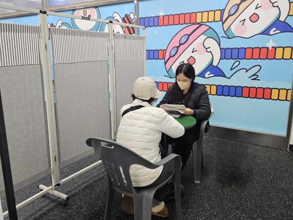 ▲ 시흥시 보건소와 함께 ‘찾아가는 치매 조기 검진’ 운영 모습.