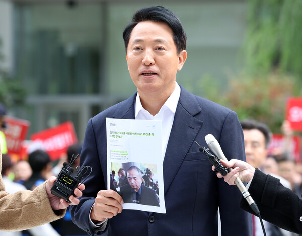▲ 오세훈 서울시장이 지난 11월 8일 오전 서울 종로구 KT광화문 웨스트빌딩에 마련된 김건희 여사 관련 의혹을 수사하는 민중기 특별검사 사무실에서 진행되는 소환조사에 출석하며 발언하고 있다. /뉴시스