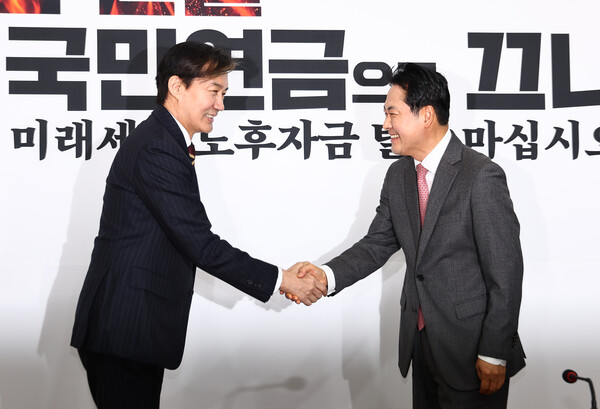 ▲ 악수하는 장동혁-조국. /뉴시스