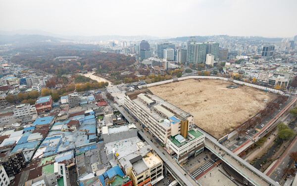 ▲ 유네스코 세계유산인 종묘 인근 세운4구역의 고층 건물 개발을 두고 서울시와 정부의 갈등이 심화되고 있는 지난달 24일 서울 종로구 종묘와 세운4구역의 모습. /뉴시스