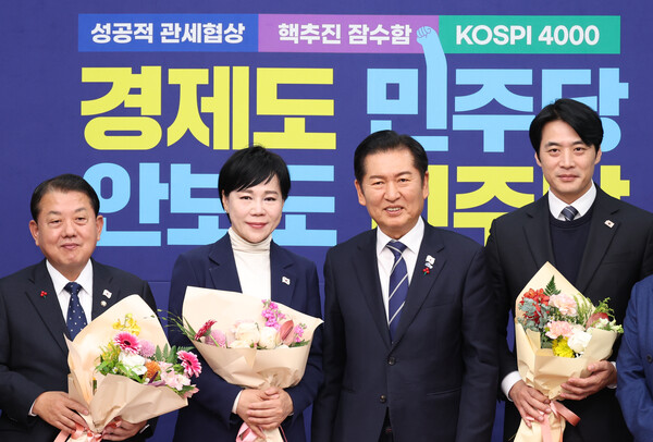 ▲ 최고위 사퇴 꽃다발 받은 김병주-전현희-한준호. /뉴시스