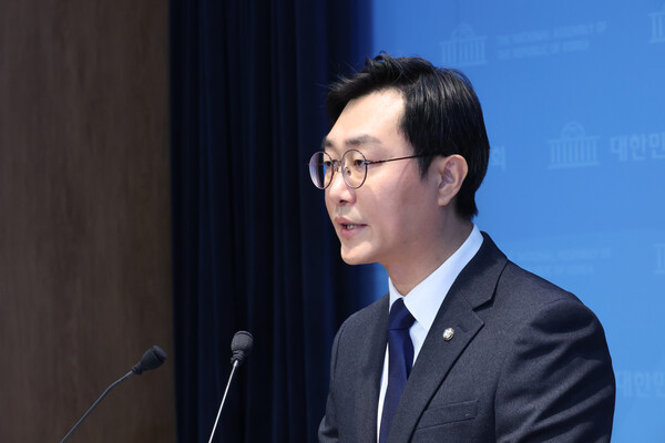 ▲ 여성 비서관 성추행 혐의로 고소된 장경태 더불어민주당 의원이 11월 30일 서울 여의도 국회 소통관에서 의혹을 부인하는 긴급 기자회견을 하고 있다. /뉴시스