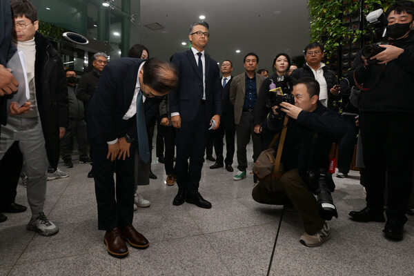 ▲ 김윤덕(왼쪽) 국토교통부 장관이 지난 11월 26일 오후 전남 무안군 무안국제공항에서 12·29 무안공항 제주항공 여객기 참사 유가족들과 면담을 시도하다 국토부 항공철도조사위원회의 일방적 공청회 강행 중단을 촉구하는 유가족들의 항의에 고개를 숙이고 있다. /뉴시스