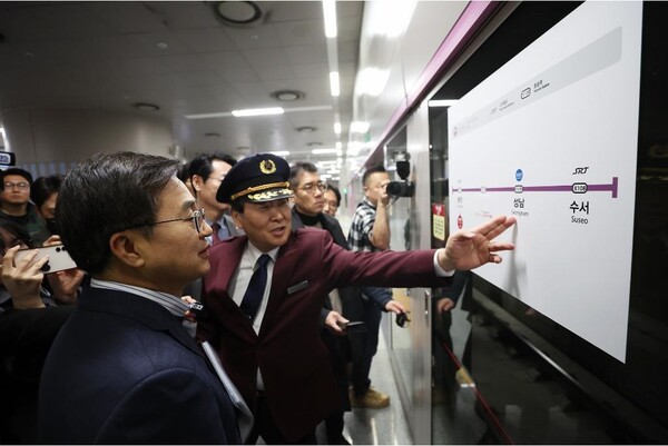 ▲ 2024년 3월 29일 오후 김동연 경기도지사가 GTX A노선 동탄역 지하6층 승강장을 방문해 현장을 확인하고 있다.