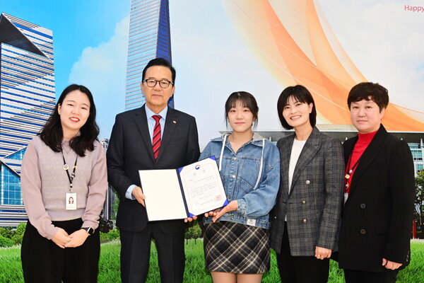 ▲ 연수구 학교 밖 청소년 지원사업 공모 ‘장관상’ 수상 기념촬영.