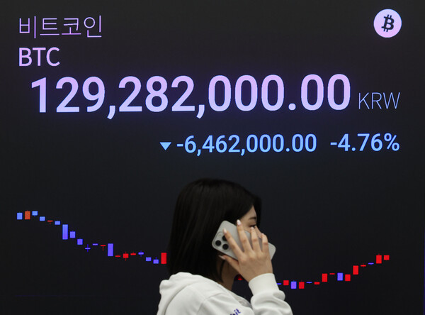 ▲ 서울 강남구 업비트 고객센터에 비트코인을 비롯한 가상화폐 가격이 나오고 있다. /뉴시스