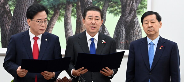 ▲ 2일 오전 국회 운영위원장실에서 열린 여야원내대표회동에서 김병기(오른쪽)더불어민주당 원내대표와 송언석 국민의힘 원내대표가 2026년도 예산안 합의문에 서명한 뒤 교차 낭독하고 있다. /뉴시스