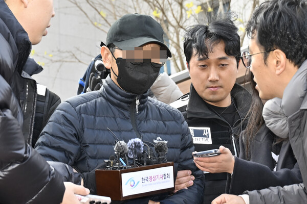 ▲ 전남 신안군 해상에서 대형 여객선 퀸제누비아2호를 좌초시켜 승객을 다치게 한 혐의를 받는 선장이 2일 오전 광주지방법원 목포지원에서 열린 구속 전 피의자 심문(영장실질심사)을 받고 나오고 있다. /뉴시스