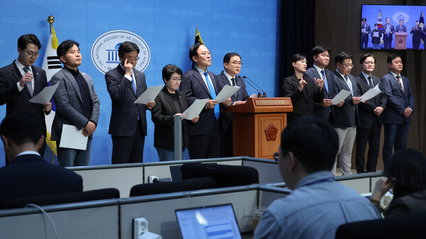 ▲ 한덕수 권한대행 탄핵 촉구 관련 기자회견하는 더민초 의원들. /뉴시스