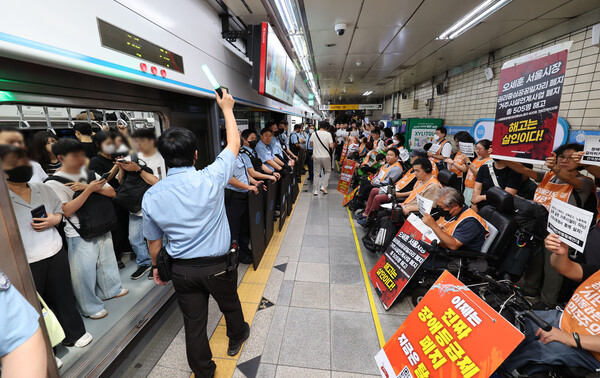 ▲ 전국장애인차별철폐연대 회원들이 지난 9월 5일 오전 서울 종로구 혜화역에서 63차 출근길 지하철 탑니다 투쟁집회를 하고 있다. /뉴시스