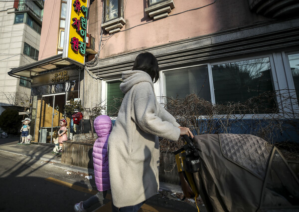 ▲ 지난 2023년 2월15일 오전 서울시내의 한 폐원한 사립유치원 앞에서 한 시민이 이동하고 있는 모습. /뉴시스