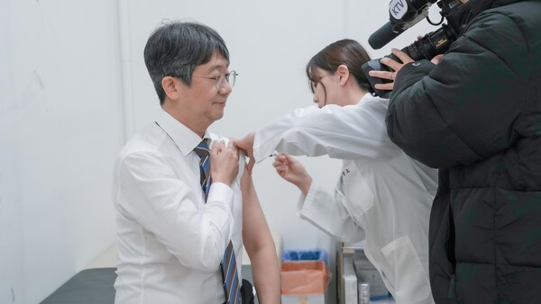 ▲ 임승관 청장, 인플루엔자 예방접종 참여.(사진=질병관리청)