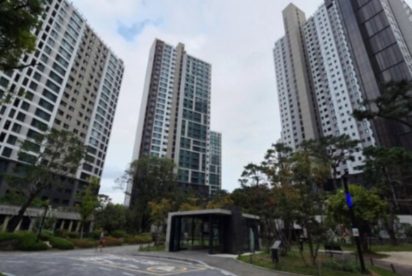 ▲ 과천푸르지오써밋 단지 모습. (사진=네이버부동산) /뉴시스