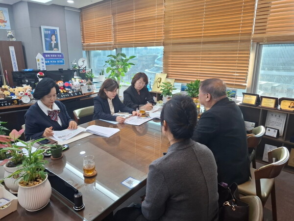 ▲ 그림책 진흥과 독서 문화 활성화를 위한 발전 방향 논의하는 경기도의회 정윤경 부의장.