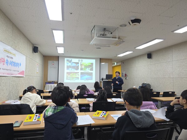 ▲'2025년 도서관 다문화 서비스 지원사업' 프로그램 운영 사진.