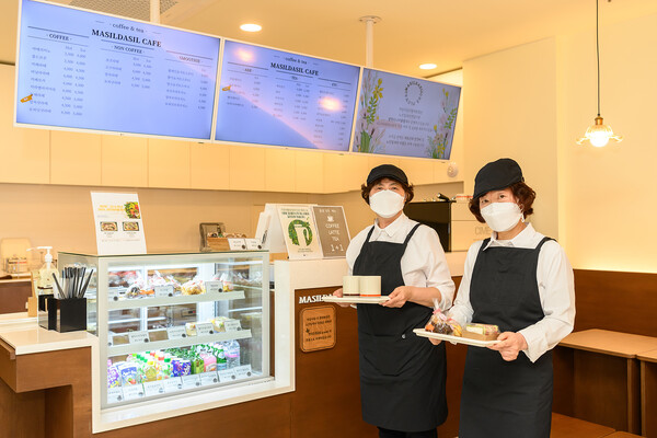 ▲ 양천구 어르신 일자리 ‘시니어 카페’ 근무 전경.