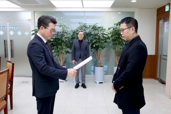 ▲ 정원오 성동구청장(좌측)이 노동이사 임명장을 수여하고 있는 모습.