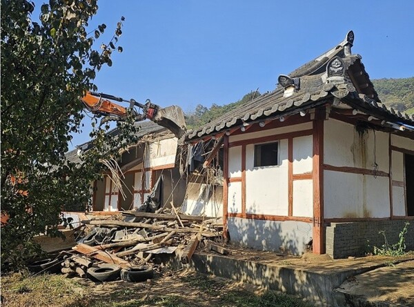 ▲ 순천시가 중장비를 동원해 빈집 정비(철거)사업을 하고 있다. /뉴시스