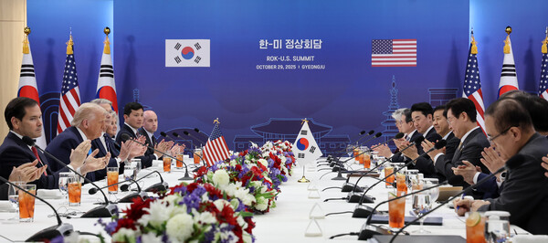 ▲ 이재명 대통령과 도널드 트럼프 미국 대통령이 경북 경주박물관에서 한미 정상회담을 하며 박수치고 있다. /뉴시스