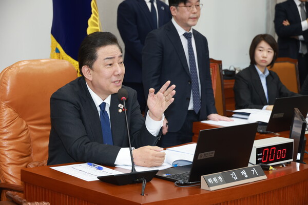▲ 김병기 국회 운영위원장이 3일 서울 여의도 국회에서 열린 운영위원회 전체회의를 주재하고 있다. /뉴시스