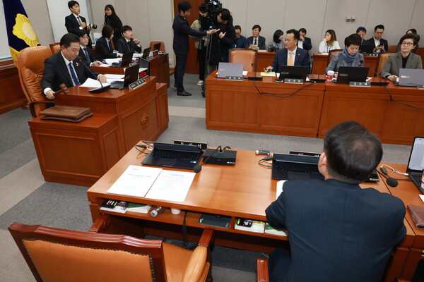 ▲ 문진석 빈자리와 운영위 여는 김병기. /뉴시스