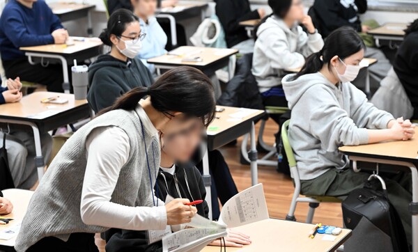 ▲ 2026학년도 대학수학능력시험일인 11월 13일 부산 연제구 연제고등학교에 마련된 시험장에서 고3 수험생들이 차분하게 시험을 준비하고 있다.  이날 부산에서는 수능 지원자 2만8883명이 62개 고사장에서 시험에 응시한다. /뉴시스