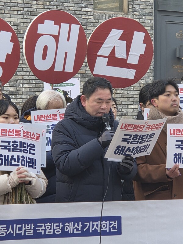 ▲ 3일 오전 서울 영등포구 국민의힘 중앙당사 인근에서 촛불행동 회원들이 '내란정당 국힘당은 해산하라' 등의 문구가 적힌 피켓을 들고 기자회견에 참석하고 있다. /뉴시스