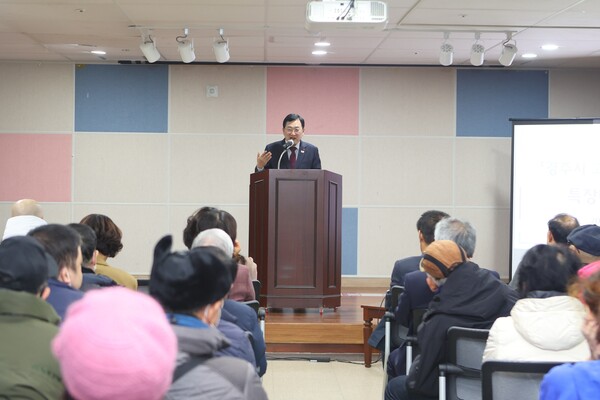 ▲ 주낙영 경주시장이 장애인종합복지관 특장버스 전달식에서 인사말을 전하고 있다.