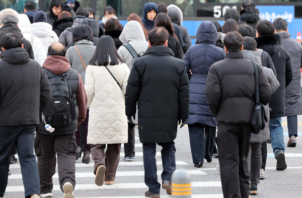 ▲ 서울 종로구 광화문 네거리에서 두꺼운 옷을 입은 시민들이 발걸음을 재촉하고 있다. /뉴시스