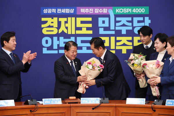 ▲ 김병주 더불어민주당 의원이 1일 서울 여의도 국회에서 열린 최고위원회의에서 정청래 대표로 부터 최고위원 사퇴 기념 꽃다발을 받고 있다. /뉴시스