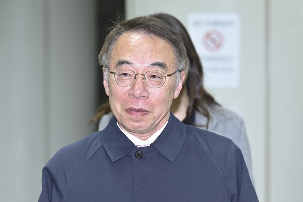 ▲ ‘사법농단’ 의혹을 받는 임종헌 전 법원행정처 차장이 지난달 27일 서울 서초구 서울고등법원에서 열린 직권남용 권리행사 방해 등 혐의 항소심 선고공판을 마치고 청사 밖으로 나서고 있다. /뉴시스