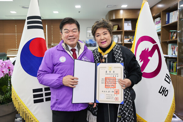 ▲ 장안1동 김경남 고문 ‘지방자치 발전 유공’ 국민훈장 동백장 수훈식.