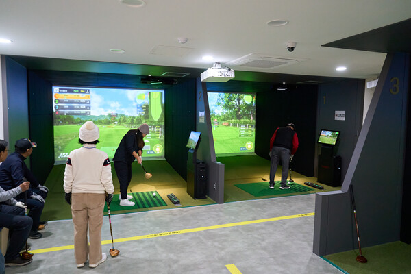 ▲ 천호 스크린 파크골프장 이용 모습.