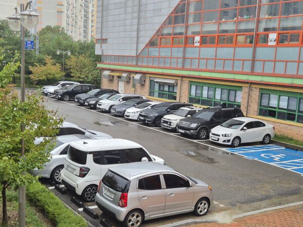 ▲ 송천초 주차장.