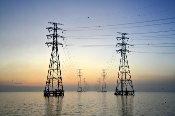 ▲ 안산 시화호 송전선로 철탑. /뉴시스